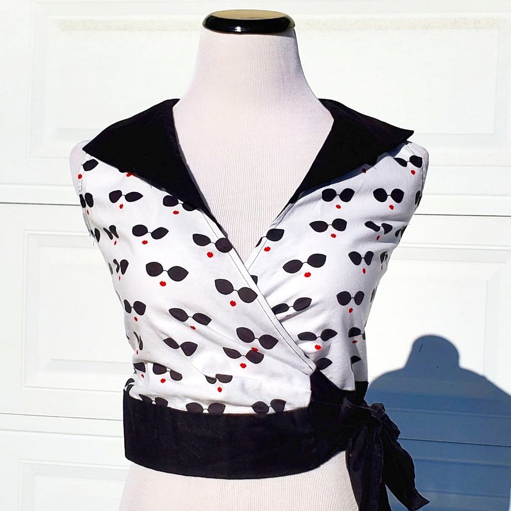 ✨️HP✨️ Sunglass Print Darcy Wrap Top Heart of Haute XS